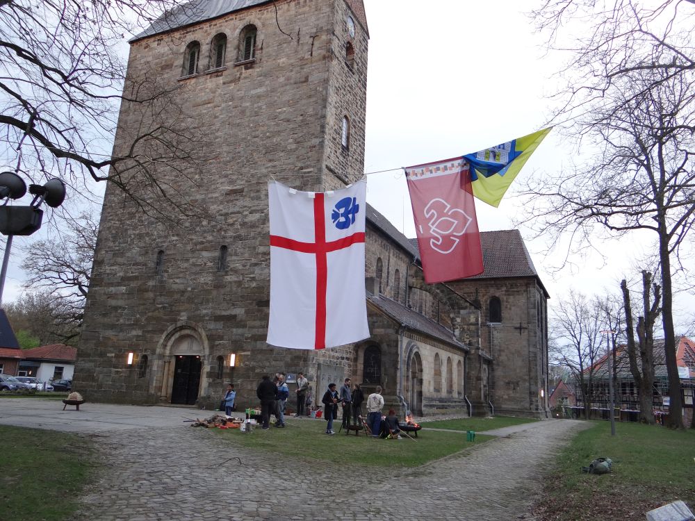 Die Pfadfinder bereiten das Osterlamm vor