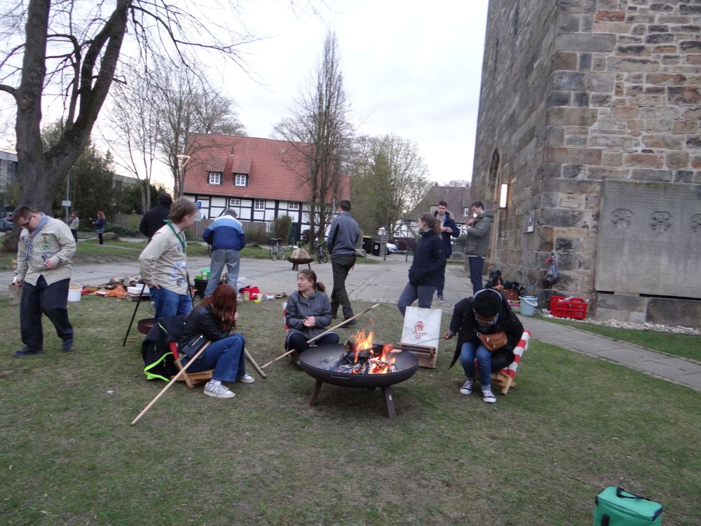 Die Pfadfinder bereiten das Osterlamm vor
