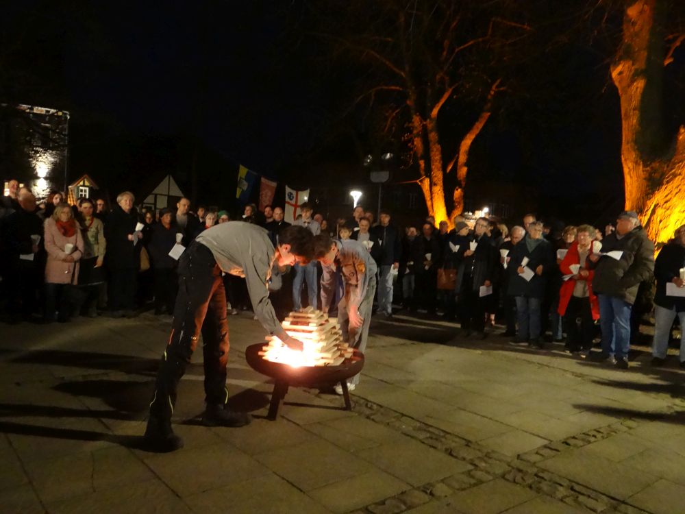 Entzünden des Osterfeuers