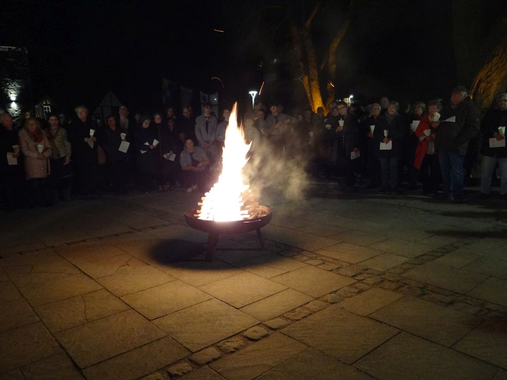 Entzünden des Osterfeuers