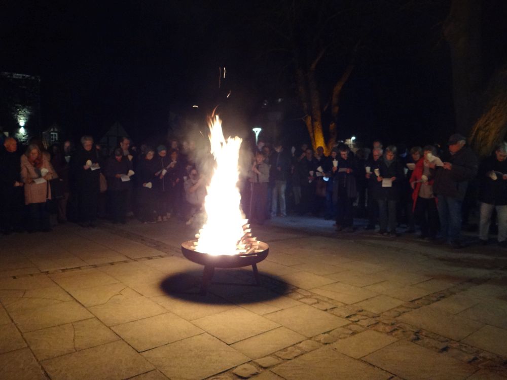 Entzünden des Osterfeuers
