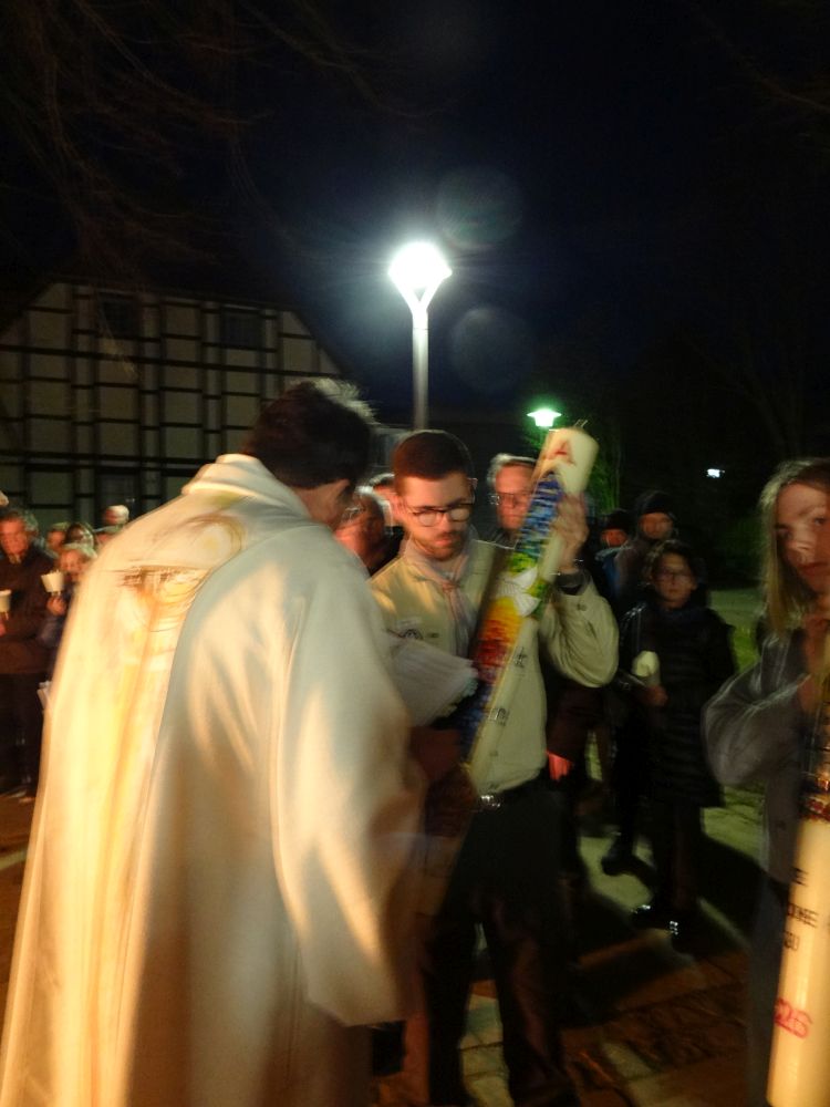 Die Osterkerzen werden gesegnet