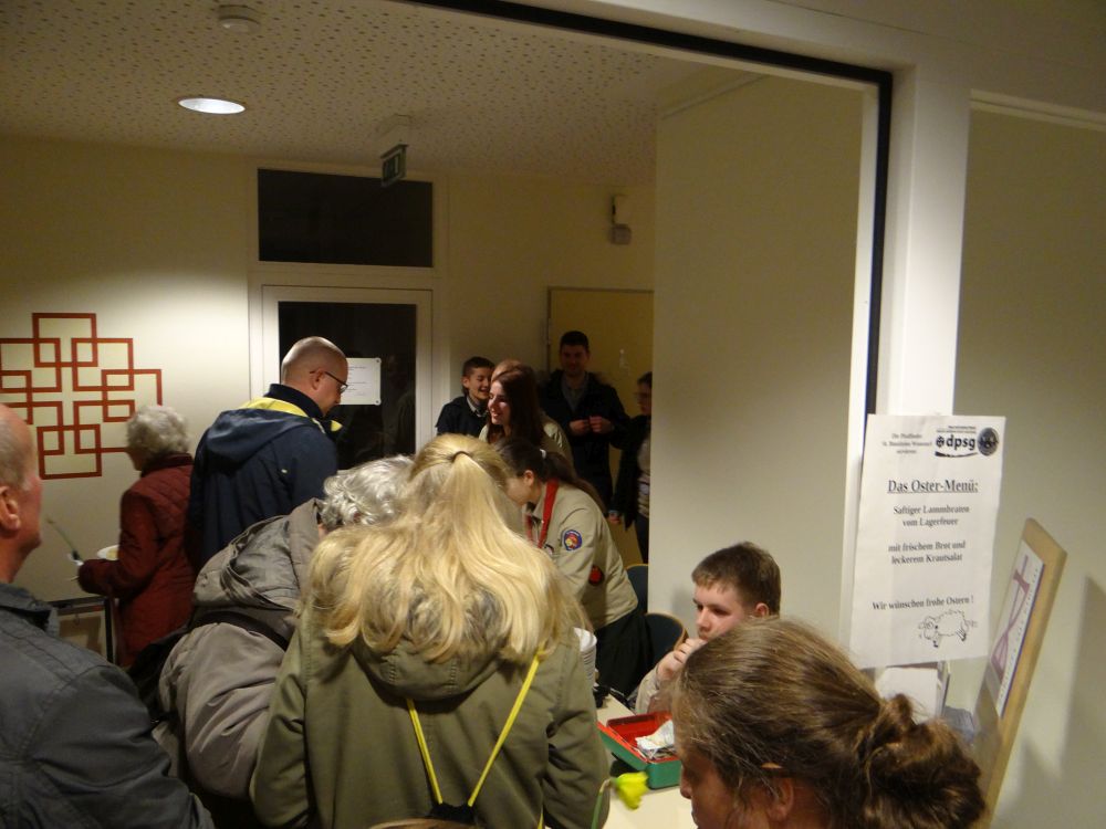 Die Pfadfinder verteilen das Osterlamm