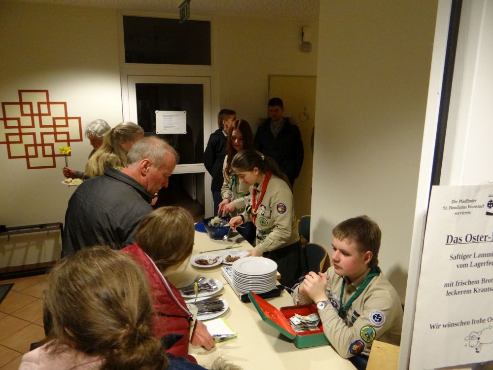 Die Pfadfinder verteilen das Osterlamm