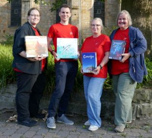 Das Orga-Team des Brettspieltreffs. Von links nach rechts: Mercedes Töller, Florian Strüber, Hilka Bruns-Aulich, Anke Küddelsmann