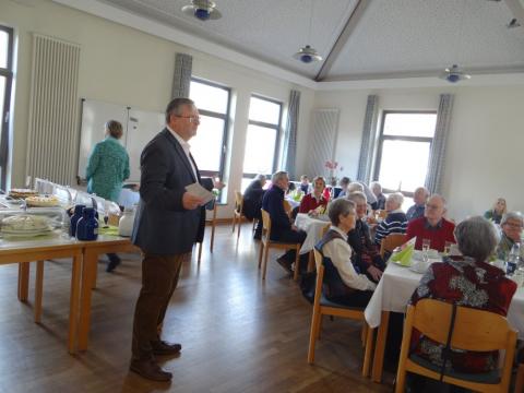 Volker Milkwoski begrüßt zum Geburtstagscafé im März